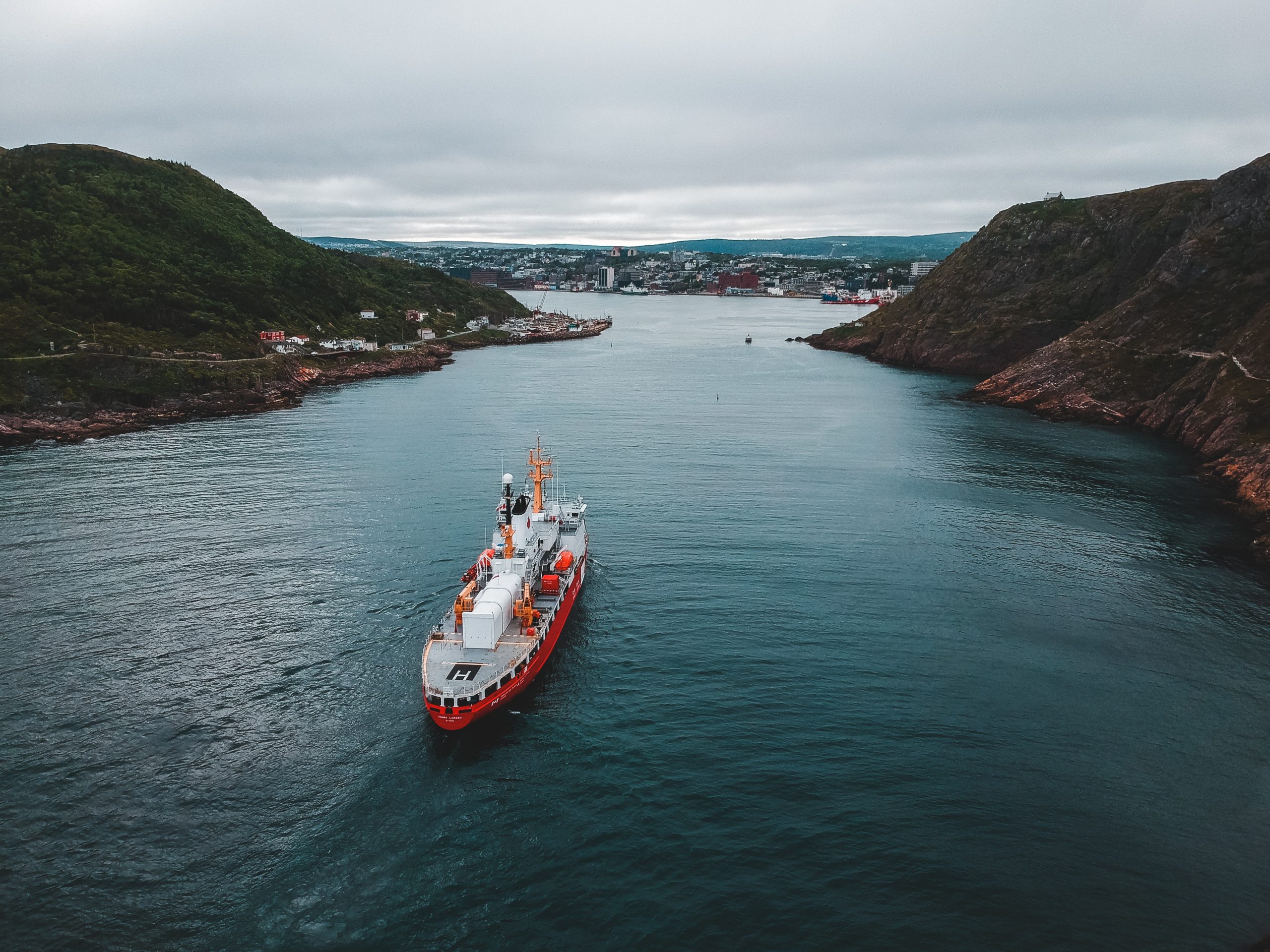 Read more about the article Na jakie statki pokierować swoją karierę? Analiza sektorów jednostek morskich – Statki „suche”